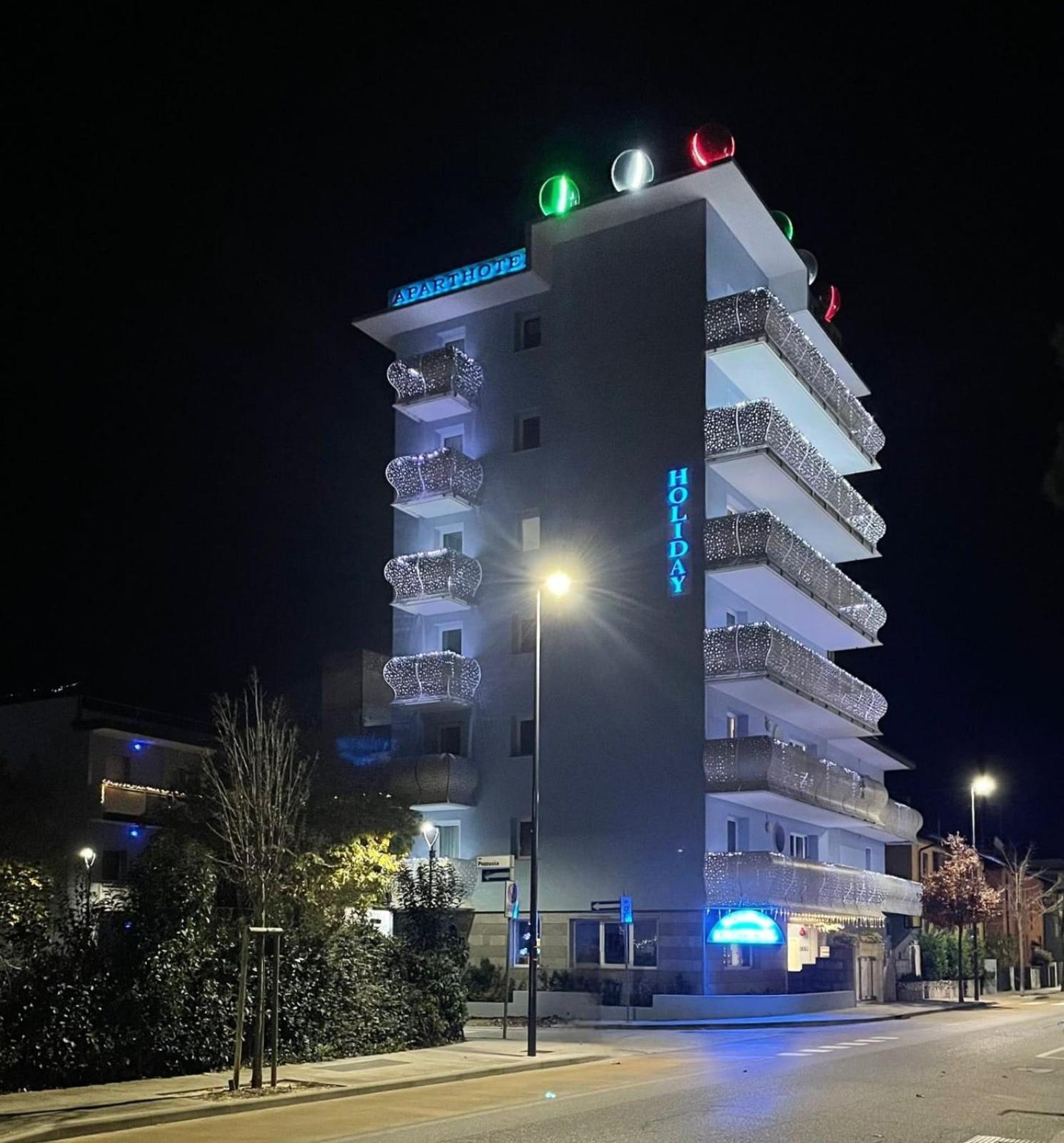 假日公寓式酒店 利尼亚诺萨比亚多罗 外观 照片